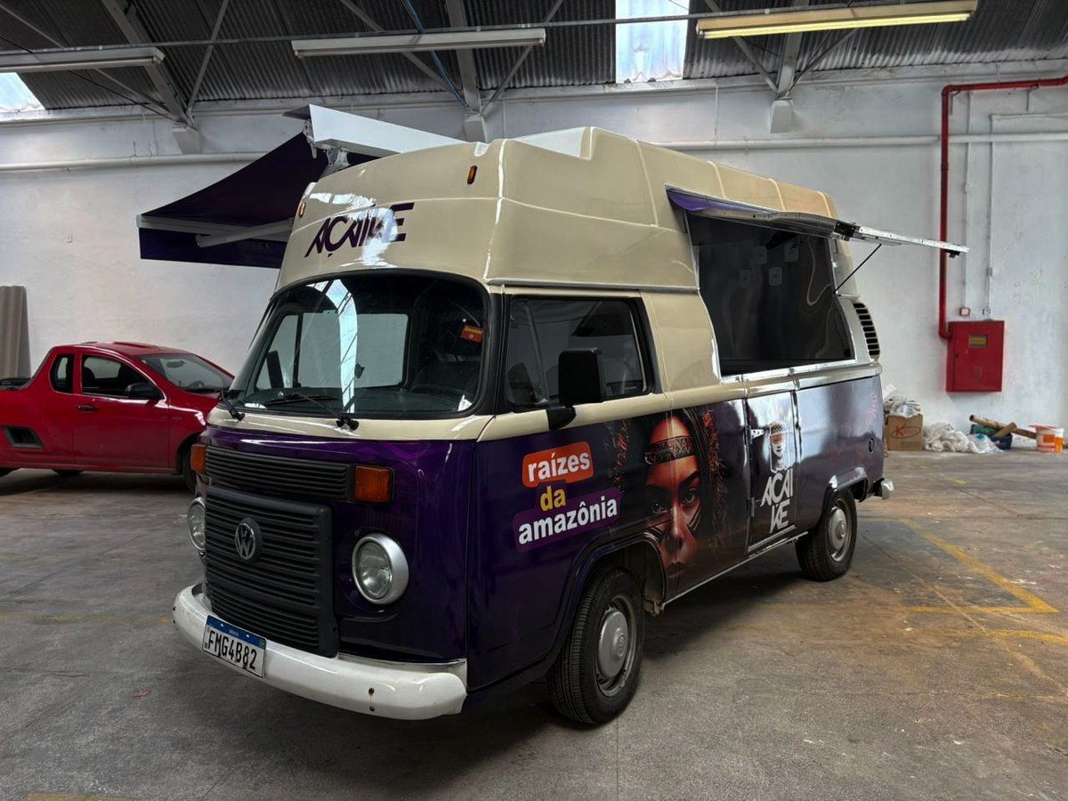 Kombi Açaí KE finalizada pela RCA, com identidade visual em roxo aplicada