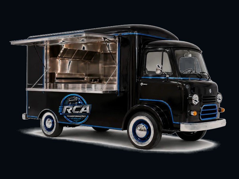 Caminhão de fabricação RCA, com estrutura, cozinha em inox e identidade visual em azul e preto